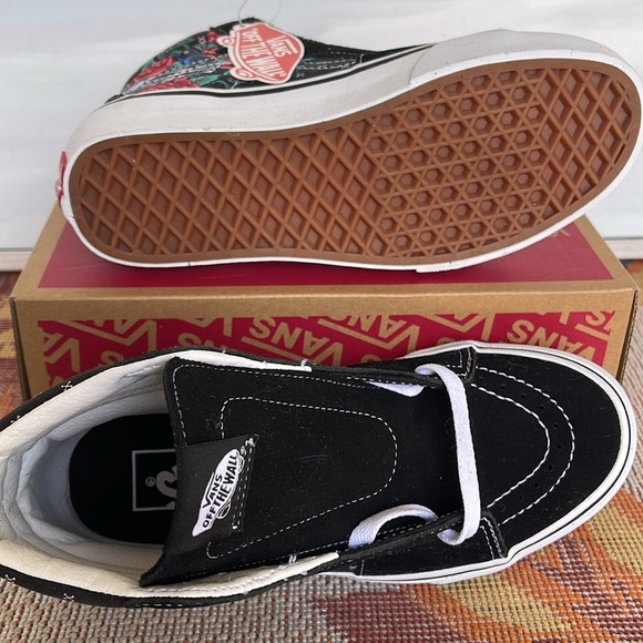 Vans WMNS Sk8-Hi
Rose Skulls Black/True White 
VN0007P6BT
Sneakers - Picture 4 of 16